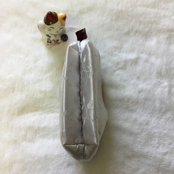 Sulwhasoo Silver Cosmetic Bag - Picture 4 of 6